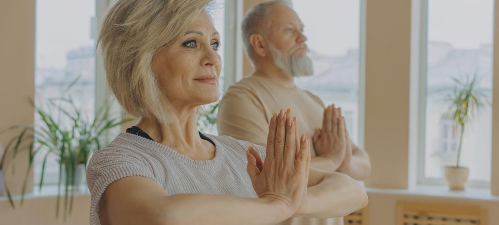 Spazio meditativo minimalista con luce naturale a Livorno